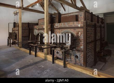 Öfen des großen Krematoriums (Baracke X) im ehemaligen Konzentrationslager Dachau, heute KZ-Gedenkstätte Dachau in Dachau bei München in Bayern. Das große Krematorium wurde zwischen Mai 1942 und April 1943 errichtet, um die Toten zu entfernen. Stockfoto