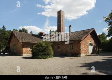 Großes Krematorium (Baracke X) im ehemaligen Konzentrationslager Dachau, heute KZ-Gedenkstätte Dachau in Dachau bei München in Bayern. Das große Krematorium wurde zwischen Mai 1942 und April 1943 errichtet. Das Krematorium diente sowohl als Tötungsanlage als auch zur Entfernung der Toten. Stockfoto