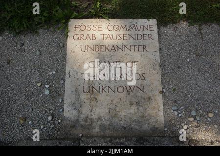 Begräbnisstätte markiert als Grab tausender Unbekannt neben dem großen Krematorium (Baracke X) im ehemaligen Konzentrationslager Dachau, heute KZ-Gedenkstätte Dachau in Dachau bei München in Bayern. Stockfoto