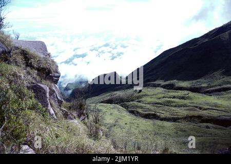 Bergrücken Mit Grasland So Weit Das Auge Sehen Kann Stockfoto