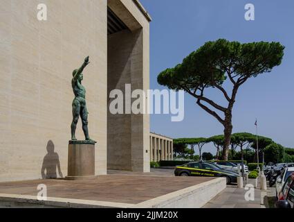 Rom, EUR-Viertel, Palazzo degli Uffici, G.Minnucci, „Genio dello Sport“ Italo Griselli 1939 // Rom, EUR (Esposizione Universale di Roma), Palazzo deg Stockfoto