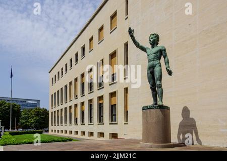 Rom, EUR-Viertel, Palazzo degli Uffici, G.Minnucci, „Genio dello Sport“ Italo Griselli 1939 // Rom, EUR (Esposizione Universale di Roma), Palazzo deg Stockfoto