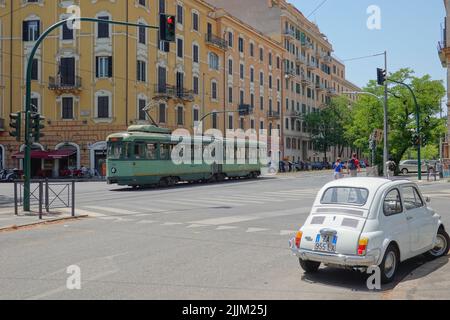 Rom, Straßenbahn und alter Fiat 600 // Rom, Straßenbahn und alter Fiat 600 Stockfoto