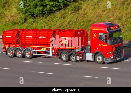 SUTTONS GROUP 2022 rot Volvo 12777 ccm LKW transportiert BOC-Gase auf der Autobahn M6, Großbritannien Stockfoto
