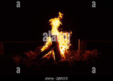 Flammen Des Feuers Und Funken Isoliert Auf Schwarzem Hintergrund. Magic Feery Tapete. Abstrakter Flammender Hintergrund. Hintergrund Der Fliegenden Funken, Nahaufnahme. Bo Stockfoto