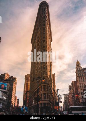 Blick auf das Flatiron Building in New York City bei Sonnenuntergang Stockfoto