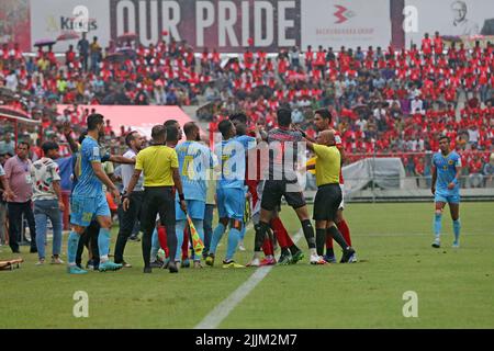 Die Spieler der beiden Teams geratten während des Spiels der Bangladesh Premier League zwischen Basundhra Kings und Abahani Ltd. Am in Streit und Zusammenstoß Stockfoto