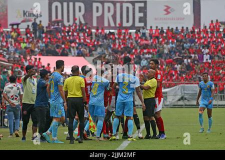 Die Spieler der beiden Teams geratten während des Spiels der Bangladesh Premier League zwischen Basundhra Kings und Abahani Ltd. Am in Streit und Zusammenstoß Stockfoto