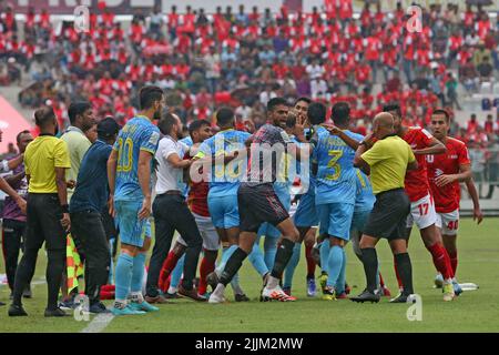 Die Spieler der beiden Teams geratten während des Spiels der Bangladesh Premier League zwischen Basundhra Kings und Abahani Ltd. Am in Streit und Zusammenstoß Stockfoto