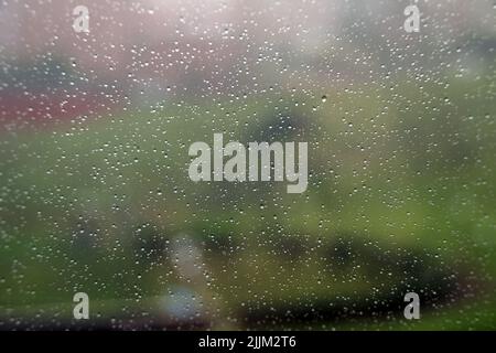 Eine Nahaufnahme von Raindrops auf einem Fenster Stockfoto