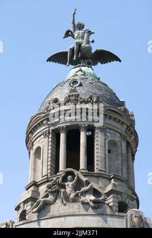 Eine schöne Aufnahme moderner Details eines alten Gebäudes in Barcelona, Spanien Stockfoto