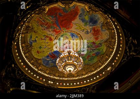 Pariser Opéra Interior (Opera National de Paris), auch bekannt als Palais Garnier in Paris, Frankreich. Es wurde 1669 von Louis XIV. Gegründet Stockfoto