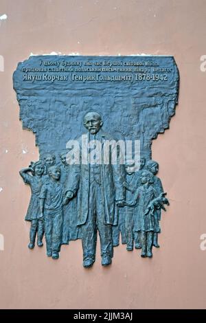 Janusz Korczak mit Kindern in Kiew, Ukraine. Gedenktafel an der Steinmauer aus der Nähe. Stockfoto