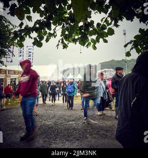 Die Royal Lancashire Show 2022 Menschenmassen im strömenden Regen Stockfoto