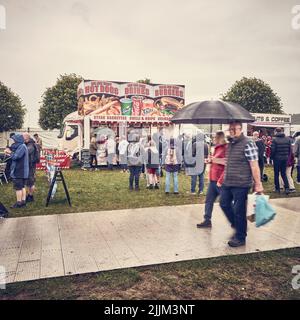 Bei strömendem Regen stehen Sie bei der Royal Lancashire Show 2022 an der Reihe nach Essen Stockfoto