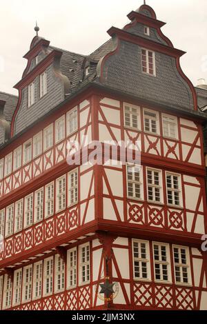 Eine vertikale Nahaufnahme des Wertheim-Hauses an einem düsteren Tag in Frankfurt Stockfoto