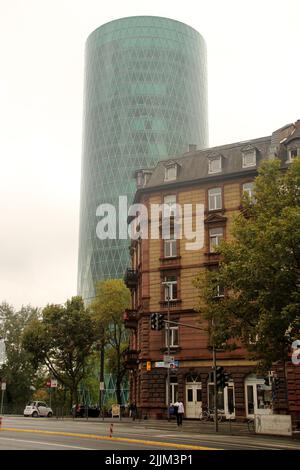 Eine vertikale Aufnahme des Westhafenturms in Frankfurt Stockfoto