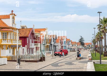 Costa Nova do Prado, Portugal. Die berühmten farbigen Holzhäuser, bekannt als Palheiros Stockfoto