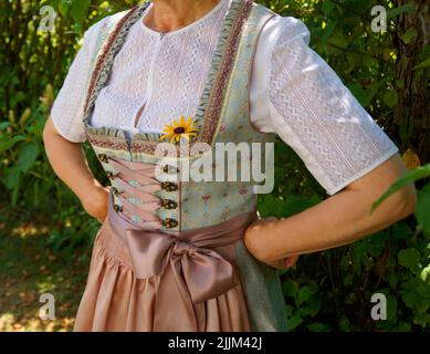 Eine Frau in einem schönen traditionellen bayerischen Dirndl-Kleid auf dem Oktoberfest (München, Bayern, Deutschland) Stockfoto