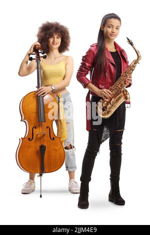 Junge trendige Musikerinnen mit einem Cello und einem Saxophon posieren und betrachten die Kamera isoliert auf weißem Hintergrund Stockfoto