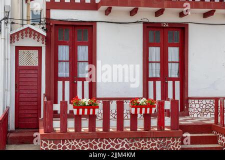 Costa Nova do Prado, Portugal. Die berühmten farbigen Holzhäuser, bekannt als Palheiros Stockfoto