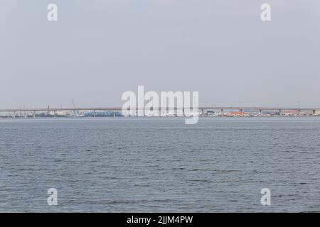 Costa Nova do Prado, Portugal. Blick auf die Brücke Ponte da Barra, den Hafen von Aveiro und die Lagune von Aveiro Stockfoto