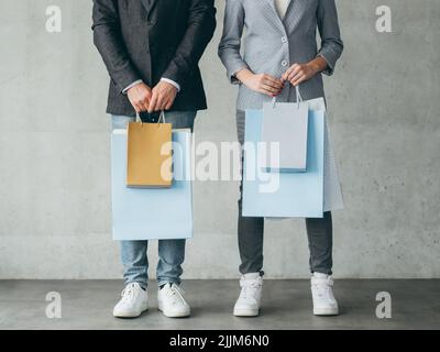 Shopping sucht Lifestyle Mann Frau halten Taschen Stockfoto