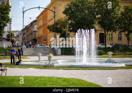 Ein schöner blühender Park mit einem Springbrunnen im Zentrum von Zagreb, Kroatien Stockfoto