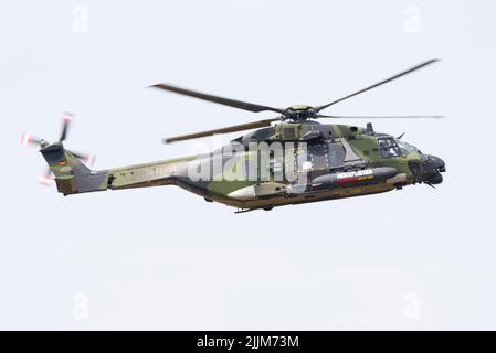 Der Hubschrauber der Deutschen Armee Aviation NH90 TTH fliegt auf der Royal International Air Tattoo Airshow, RAF Fairford. Heideflieger Fassberg Display Team Stockfoto