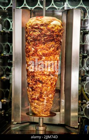 Der Döner, die Brottasche gefuellt mit Salat, Sauce, Feta und Fleisch, wird teurer. Stockfoto