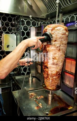 Der Döner, die Brottasche gefuellt mit Salat, Sauce, Feta und Fleisch, wird teurer. Stockfoto