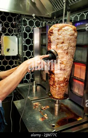 Der Döner, die Brottasche gefuellt mit Salat, Sauce, Feta und Fleisch, wird teurer. Stockfoto