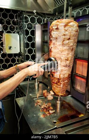 Der Döner, die Brottasche gefuellt mit Salat, Sauce, Feta und Fleisch, wird teurer. Stockfoto