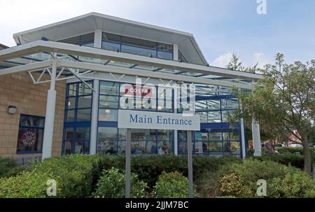 Haupteingang des Krankenhauses beim NHS, im Warrington Krankenhaus, Lovely Lane, Warrington, Cheshire, ENGLAND, GROSSBRITANNIEN, WA5 1QG Stockfoto