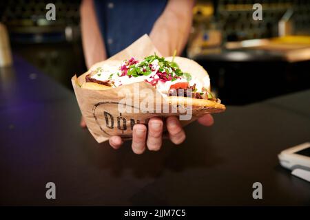 Der Döner, die Brottasche gefuellt mit Salat, Sauce, Feta und Fleisch, wird teurer. Stockfoto