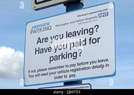 Parkplatz für Personal, Patienten und Besucher, Schild am NHS, im Warrington Krankenhaus, Lovely Lane, Warrington, Cheshire, England, Großbritannien, WA5 1QG Stockfoto