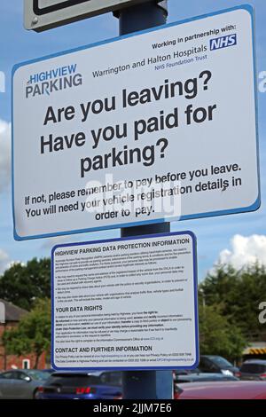 Parkplatz für Personal, Patienten und Besucher, Schild am NHS, im Warrington Krankenhaus, Lovely Lane, Warrington, Cheshire, England, Großbritannien, WA5 1QG Stockfoto