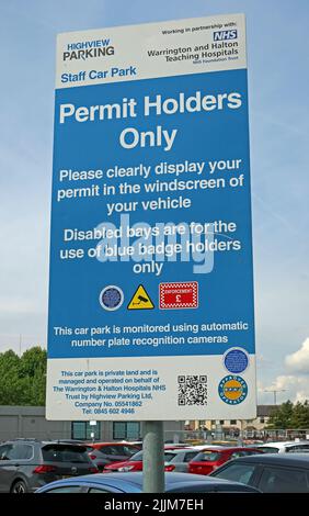 Parkplatz für Personal, Patienten und Besucher, Schild am NHS, im Warrington Krankenhaus, Lovely Lane, Warrington, Cheshire, England, Großbritannien, WA5 1QG Stockfoto
