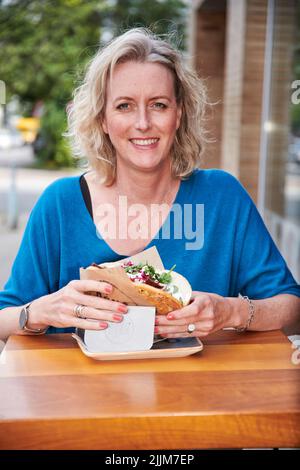 Der Döner, die Brottasche gefuellt mit Salat, Sauce, Feta und Fleisch, wird teurer. Stockfoto