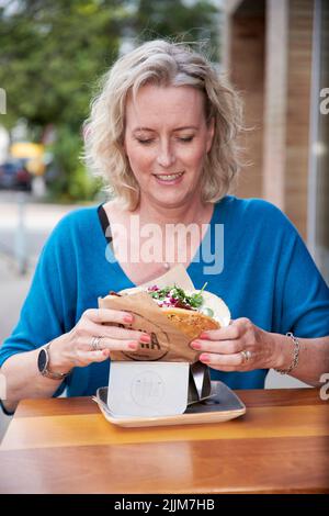 Der Döner, die Brottasche gefuellt mit Salat, Sauce, Feta und Fleisch, wird teurer. Stockfoto