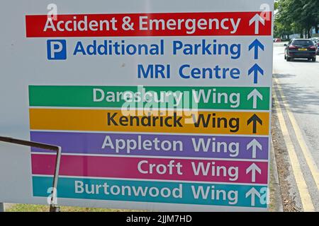 Station und Abteilung medizinische Schilder im Warrington NHS Hospital, Lovely Lane, Warrington, Cheshire, England, UK, WA5 1QG Stockfoto