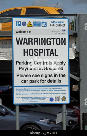 Parkplätze für Personal, Patienten und Besucher, gelbes Schild am NHS, im Warrington Krankenhaus, Lovely Lane, Warrington, Cheshire, ENGLAND, GROSSBRITANNIEN, WA5 1QG Stockfoto