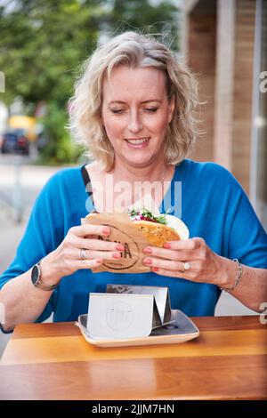 Der Döner, die Brottasche gefuellt mit Salat, Sauce, Feta und Fleisch, wird teurer. Stockfoto