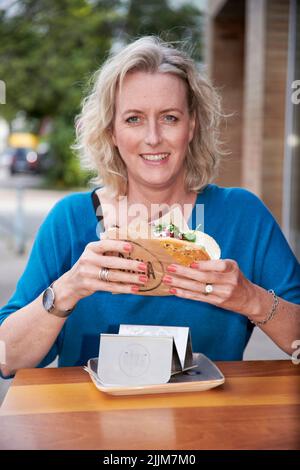 Der Döner, die Brottasche gefuellt mit Salat, Sauce, Feta und Fleisch, wird teurer. Stockfoto