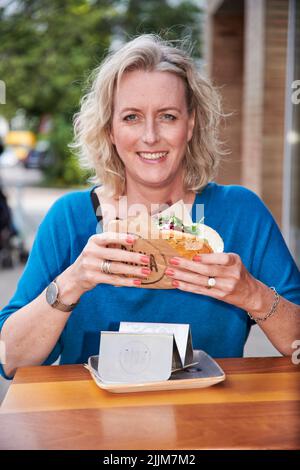 Der Döner, die Brottasche gefuellt mit Salat, Sauce, Feta und Fleisch, wird teurer. Stockfoto