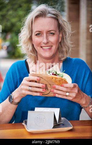 Der Döner, die Brottasche gefuellt mit Salat, Sauce, Feta und Fleisch, wird teurer. Stockfoto