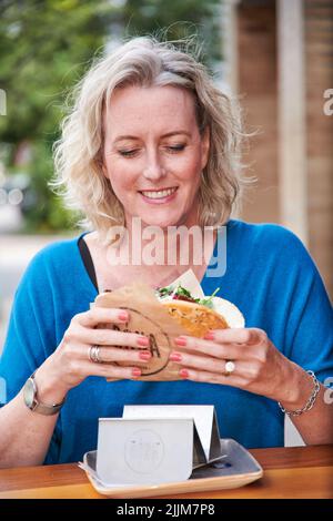 Der Döner, die Brottasche gefuellt mit Salat, Sauce, Feta und Fleisch, wird teurer. Stockfoto