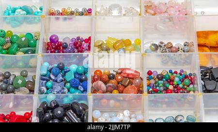 Bunte Auswahl an Edelsteinen Schmuck Handwerk Material in Organizer Tackle Box Stockfoto