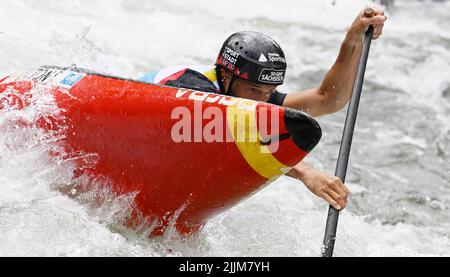 Augsburg, Deutschland. 27.. Juli 2022. Kanu/Slalom: Weltmeisterschaft, Kanadier Single, Team, Männer. Der deutsche Franz Anton nimmt an der Teamveranstaltung Teil. Quelle: Angelika Warmuth/dpa/Alamy Live News Stockfoto