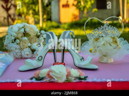 Nahaufnahme der weißen Schuhe der Braut vor der Hochzeit Stockfoto